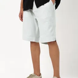 Bewakoof Men Light Grey Oversized Cotton Linen Shorts image 3