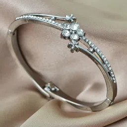 WATCHSTAR Women Antique Silver-Plated Bangle-Style Bracelet image 2