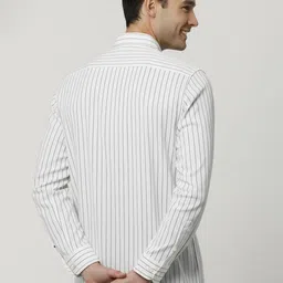 OQUENT Men Standard Regular Fit Striped Long Sleeves Casual Shirt image 2