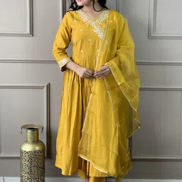 Storebrite Women Floral Embroidered Regular Thread Work Chanderi Silk Kurta with Trousers & With Dupatta image 4