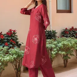 DIVASTRI Floral Printed V-Neck A-Line Kurta With Trousers image 3