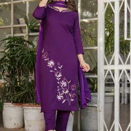 VASTRAHUT Women Floral Embroidered Regular Kurta & Trousers With Dupatta image 3