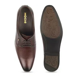 Mochi Men Textured Leather Formal Derbys Shoes image 3