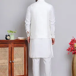 Jompers Floral Embroidered Regular Chikankari Straight Kurta with Pyjamas image 5