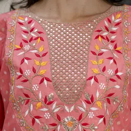 VredeVogel Women Floral Embroidered Regular Sequinned Chanderi Silk Kurta with Trousers & With Dupatta image 2