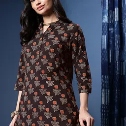 Taavi Floral Printed Mandarin Collar Ajrakh Crafted Kurti-picture-35