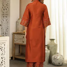 DIVASTRI Floral Embroidered Mandarin Collar Straight Kurta With Palazzo image 5