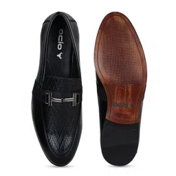 OCIO Men Textured Round Toe Slip-On Sneakers image 2