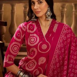 Vastramyaa Women Bandhani Printed Regular Pure Cotton Kurta with Trousers & With Dupatta image 3