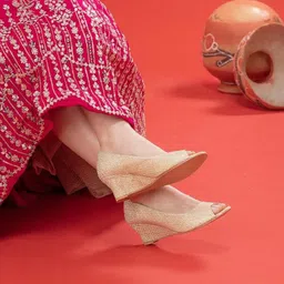 Kneetoes Women Shine Luxe Gold Wedge Sandals-picture-29