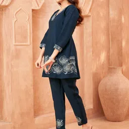 Kaftanize Lurex Thread Floral Embroidered Chinon Co-Ord Set image 4