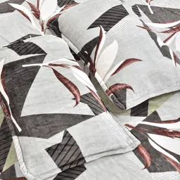 Myntra Elegant Homes Multicoloured Wool 300 TC King Bedsheets With 2 Pillow Covers image 2