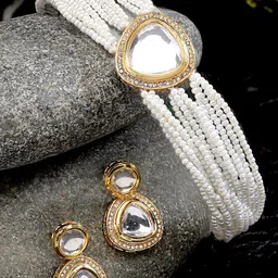 KARATCART Gold Plated Kundan Studded & Pearls Beaded Jewellery Set-image-25