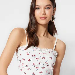 Trendyol Floral Printed Shoulder Straps Crop Cotton Fitted Top-image-40
