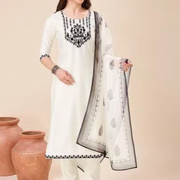 MOJILAA Floral Embroidered Round Neck Three-Quarter Sleeves Thread Work Kurta Set image 1