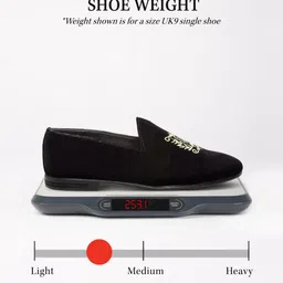 House of Pataudi Men Black & Gold-Toned Embroidered Mojaris image 3