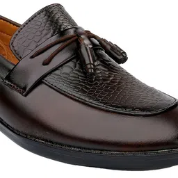 INVICTUS Men Textured Pointed Toe Formal Loafers image 5