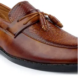 INVICTUS Men Textured Pointed Toe Formal Loafers image 4