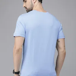 Roadster Men Blue & White Printed Pure Cotton T-shirt image 4