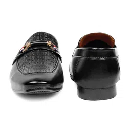 INVICTUS Men Textured Pointed Toe Formal Loafers image 4
