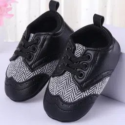 Cute Walk by Babyhug Chevron & Lace Detailing Slip On Booties - Black-picture-28
