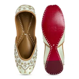 House of Pataudi Embroidered Ethnic Mojaris image 5