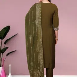 Milastru Women Floral Embroidered Sequinned Kurta with Trousers & Dupatta image 3