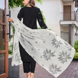 DIVASTRI Floral Embroidered V-Neck Cotton Straight Kurta With Trousers And Dupatta image 2