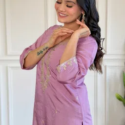 Siya Fashion Women Floral Embroidered Regular Thread Work Chanderi Silk Kurta with Trousers & With Dupatta image 4