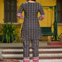 VIBE VISION Printed V-Neck Top With Trousers Co-Ords image 4