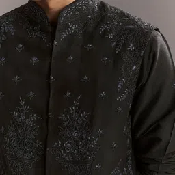 KALKI Fashion Men Ethnic Motifs Embroidered Regular Thread Work Kurta with Trousers image 3