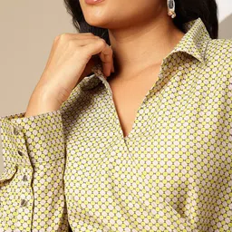 Sztori Plus Size Printed Midi Wrap Dress with Belt image 2