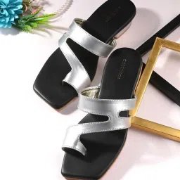 Clog London Women's Silver Toe Ring Sandals image 1