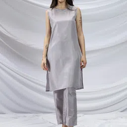 QISSA Round Neck Sleeveless Straight Kurta With Trousers & Striped Jacket image 3