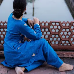 Darakht Embroidered V-Neck Top With Salwar Co-Ords image 4