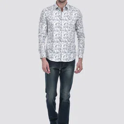 Numero Uno Men Tapered Fit Mildly Distressed Light Fade Stretchable Jeans image 5