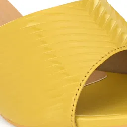 Clog London Women's Yellow Casual Sandals image 4
