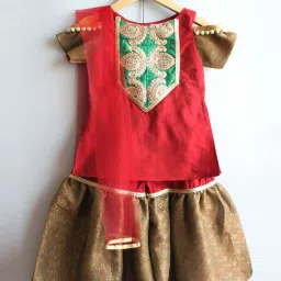 Many Frocks Kids Maroon & Green Embellished Kurta Set image 1