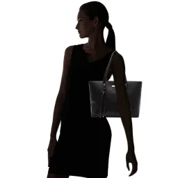 Giordano Capsule Black Solid Medium Shoulder Handbag image 2