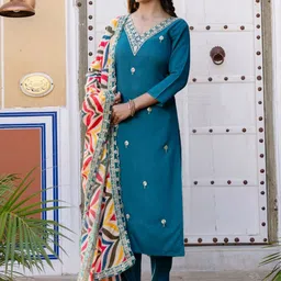 Navlik Women Floral Embroidered Kurta with Trousers & Dupatta image 3
