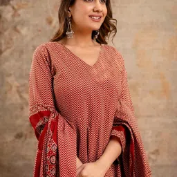 Aaghnya Women Ethnic Motifs Printed Regular Kurta with Trousers & Dupatta Kurta Set image 5