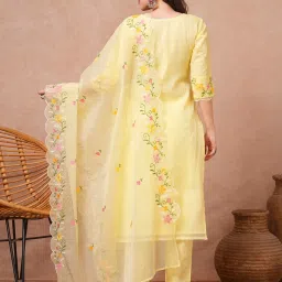 Fashor Yellow Supernet Embroidered Three-Quarter Sleeves Kurta Set image 2