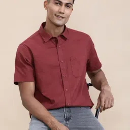 Crocodile Red Cotton Solid Regular Fit Shirt image 3