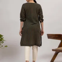 Mushio Dark Green Serena Hand Woven Kala Cotton Short Kurta With Wooden Button Detail image 2