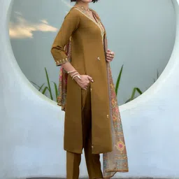Fashion2wear Women Ethnic Motifs Embroidered Regular Thread Work Kurta with Trousers & With Dupatta image 4