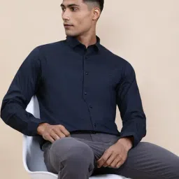 Crocodile Navy Blue Cotton Solid Regular Fit Shirt image 3