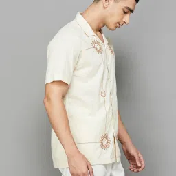 Smileyworld Off White Regular Fit Printed Shirt image 3