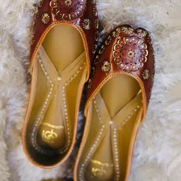 LORYPHILORY Women Embellished Mojaris Flats-image-4