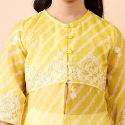 StyloBug Girls Yellow Printed Kurti Set image 4