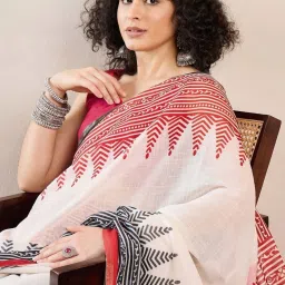 Vaamsi White Printed Saree With Unstitched Blouse image 4